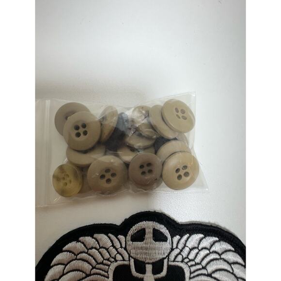 Lot of US Military Patches US Army Class A Buttons BDU Buttons - Picture 6 of 6